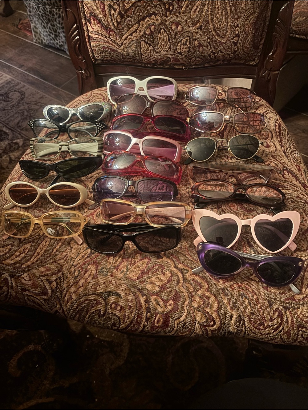 22 Assorted Women's Fashion Sunglasses - Mixed Colors
